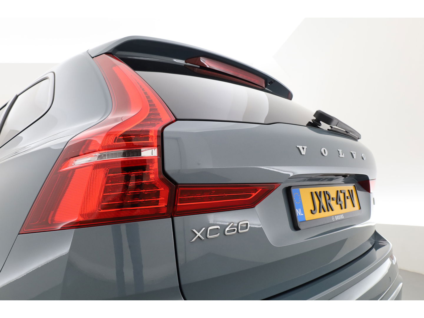 Volvo XC60 2.0 T6 Plug-in hybrid AWD Plus Dark | Trekhaak | Pano | ACC | Blis  | H&K Audio | Sport stoelen | stoel&stuur Verw. |
