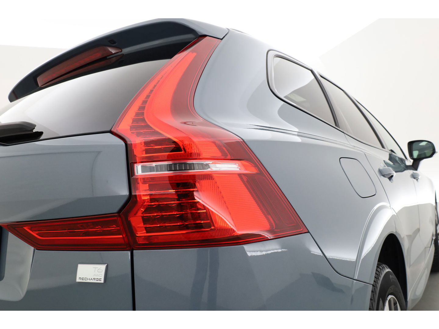 Volvo XC60 2.0 T6 Plug-in hybrid AWD Plus Dark | Trekhaak | Pano | ACC | Blis  | H&K Audio | Sport stoelen | stoel&stuur Verw. |
