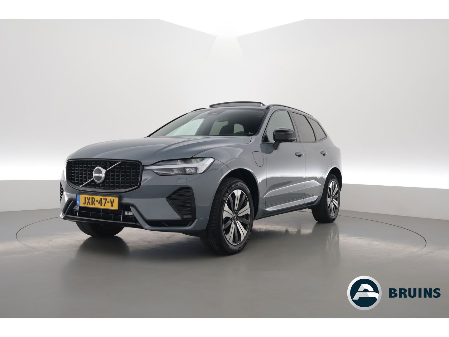 Volvo XC60 2.0 T6 Plug-in hybrid AWD Plus Dark | Trekhaak | Pano | ACC | Blis  | H&K Audio | Sport stoelen | stoel&stuur Verw. |
