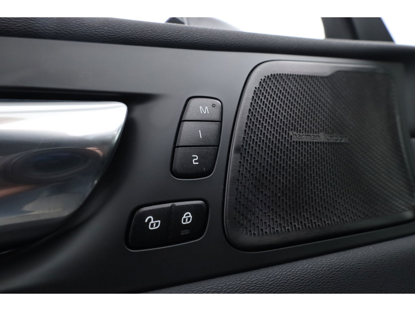 Volvo XC60 2.0 T6 Plug-in hybrid AWD Plus Dark | Trekhaak | Pano | ACC | Blis  | H&K Audio | Sport stoelen | stoel&stuur Verw. |