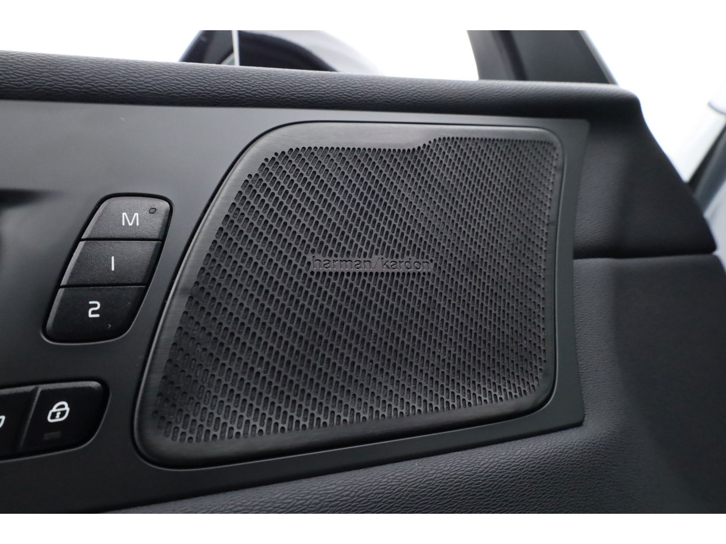 Volvo XC60 2.0 T6 Plug-in hybrid AWD Plus Dark | Trekhaak | Pano | ACC | Blis  | H&K Audio | Sport stoelen | stoel&stuur Verw. |