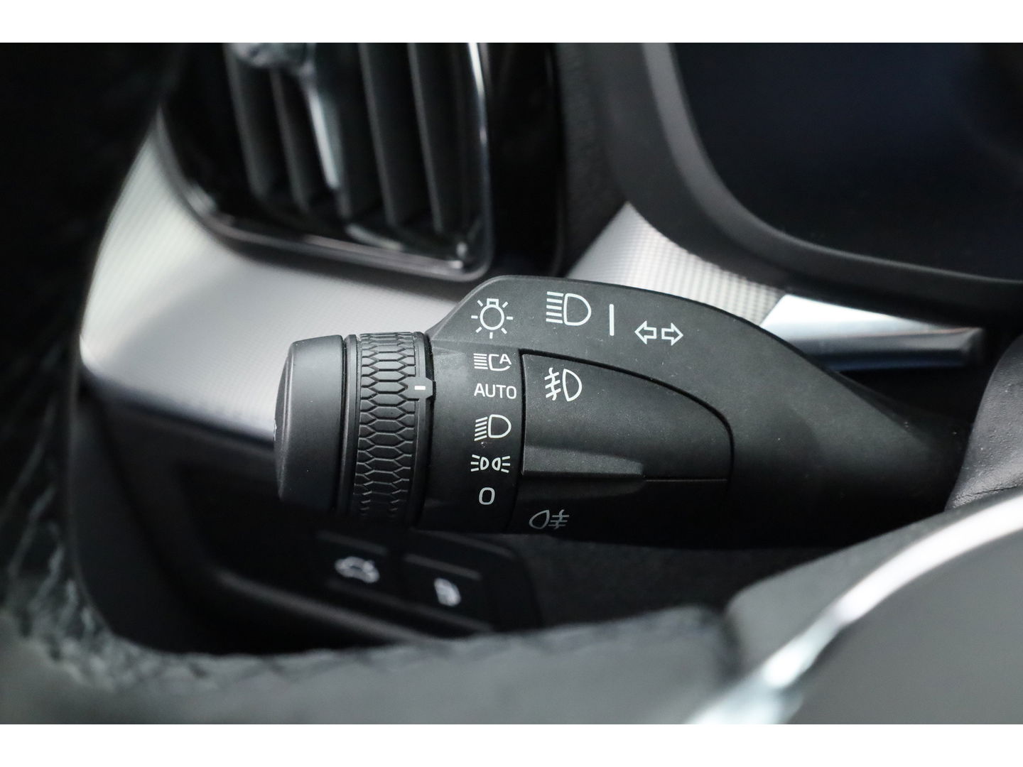 Volvo XC60 2.0 T6 Plug-in hybrid AWD Plus Dark | Trekhaak | Pano | ACC | Blis  | H&K Audio | Sport stoelen | stoel&stuur Verw. |