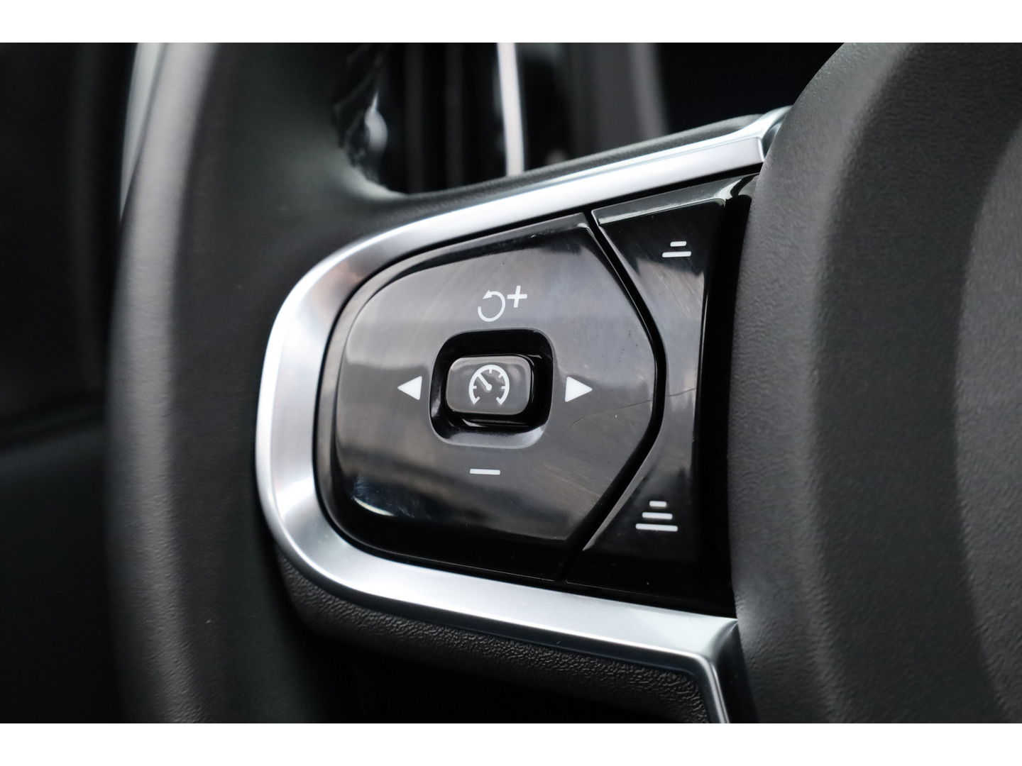 Volvo XC60 2.0 T6 Plug-in hybrid AWD Plus Dark | Trekhaak | Pano | ACC | Blis  | H&K Audio | Sport stoelen | stoel&stuur Verw. |