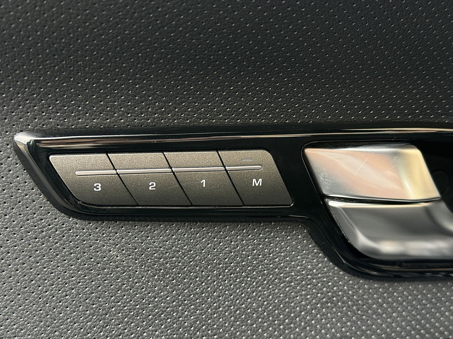 Land Rover Range Rover Evoque 2.2 TD4 4WD Dynamic Business Edition | Panoramadak | Leder | Elektrische Stoelen | Navigatie | Stoelverwarming | 20" Lichtmetaal | Camera | LED |