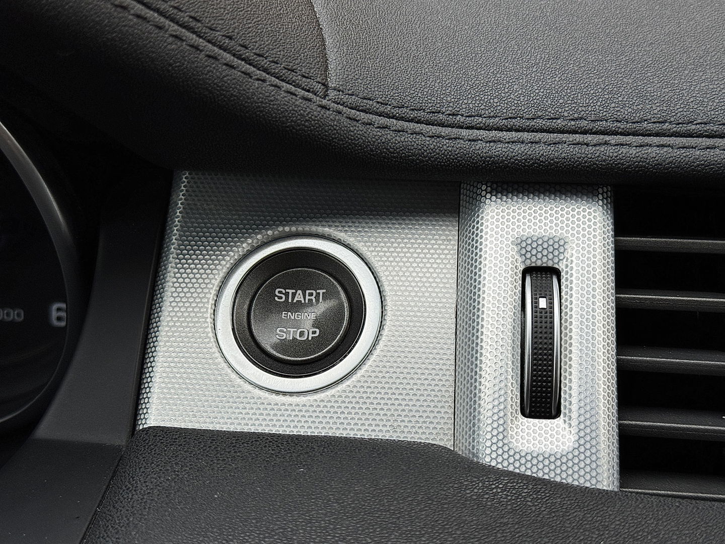 Land Rover Range Rover Evoque 2.2 TD4 4WD Dynamic Business Edition | Panoramadak | Leder | Elektrische Stoelen | Navigatie | Stoelverwarming | 20" Lichtmetaal | Camera | LED |