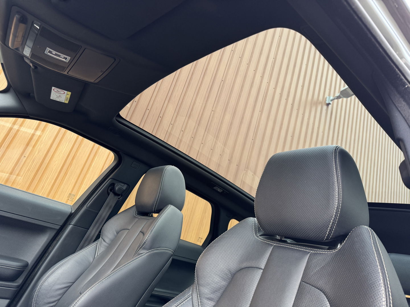 Land Rover Range Rover Evoque 2.2 TD4 4WD Dynamic Business Edition | Panoramadak | Leder | Elektrische Stoelen | Navigatie | Stoelverwarming | 20" Lichtmetaal | Camera | LED |