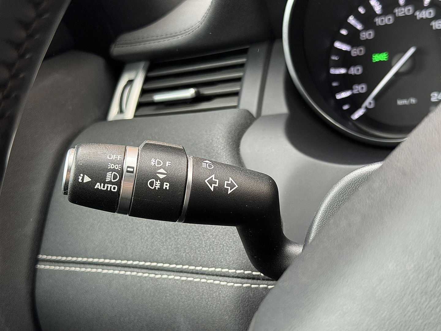 Land Rover Range Rover Evoque 2.2 TD4 4WD Dynamic Business Edition | Panoramadak | Leder | Elektrische Stoelen | Navigatie | Stoelverwarming | 20" Lichtmetaal | Camera | LED |