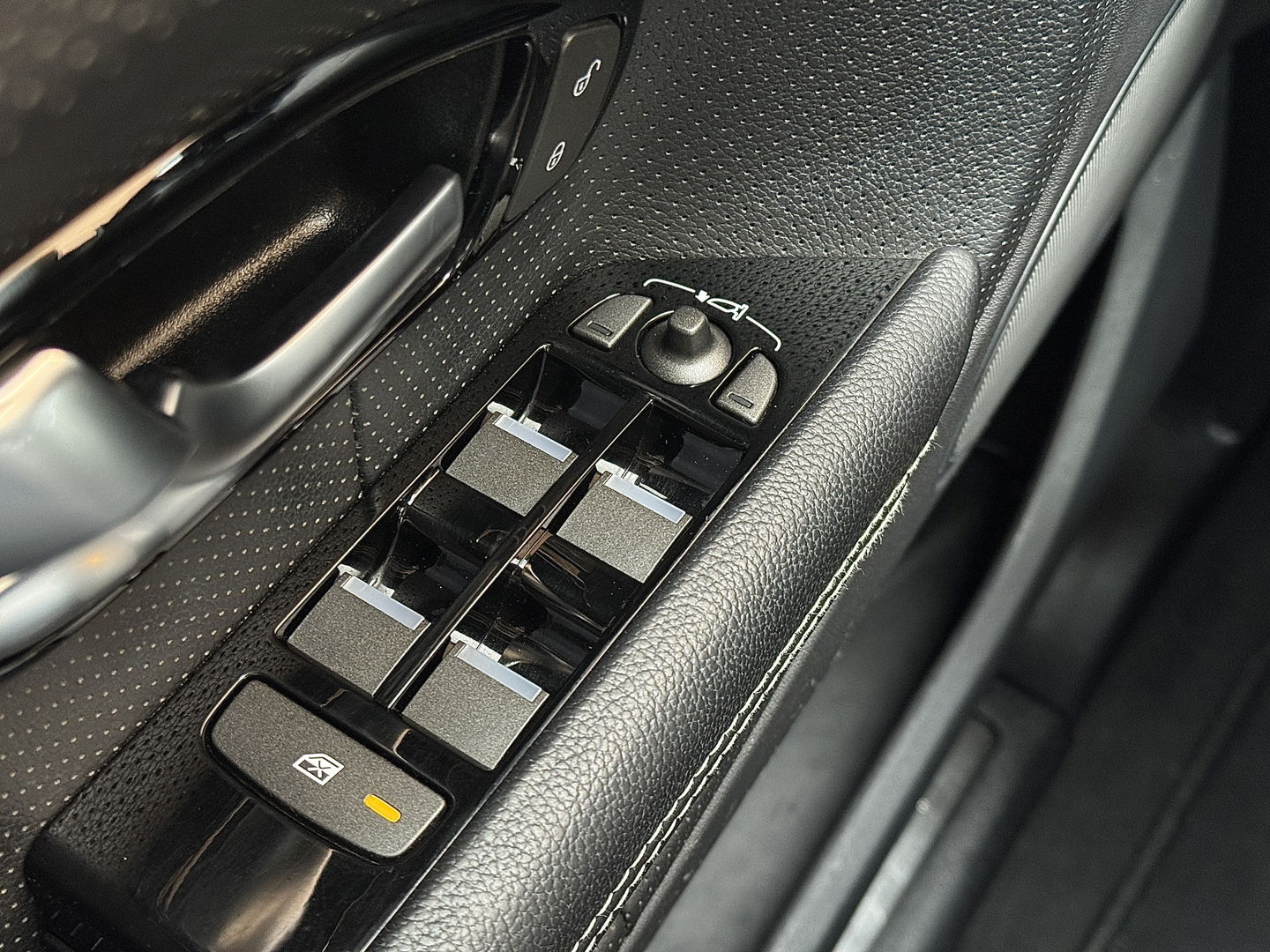 Land Rover Range Rover Evoque 2.2 TD4 4WD Dynamic Business Edition | Panoramadak | Leder | Elektrische Stoelen | Navigatie | Stoelverwarming | 20" Lichtmetaal | Camera | LED |