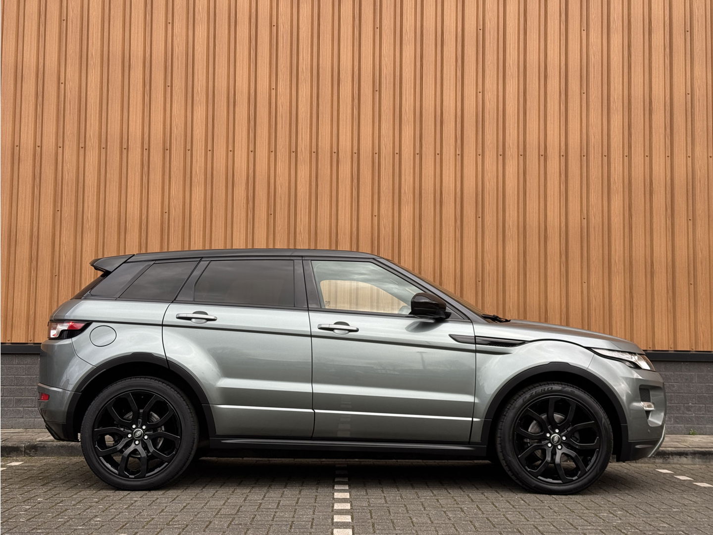 Land Rover Range Rover Evoque 2.2 TD4 4WD Dynamic Business Edition | Panoramadak | Leder | Elektrische Stoelen | Navigatie | Stoelverwarming | 20" Lichtmetaal | Camera | LED |