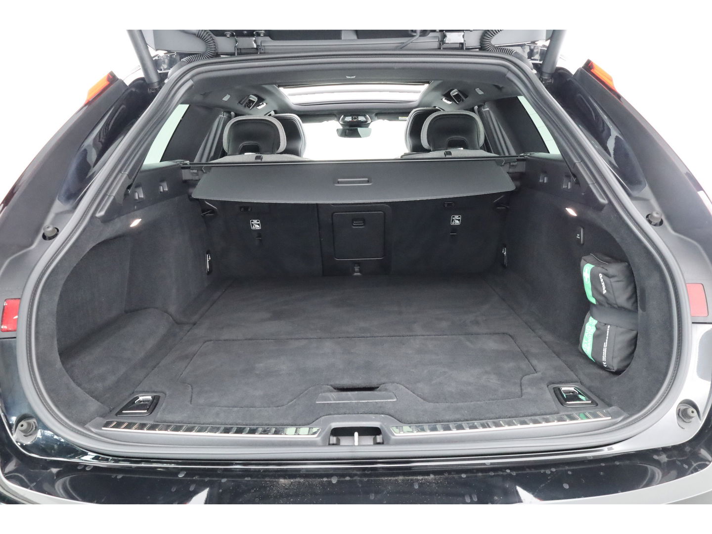 Volvo V90 2.0 T6 Plug-in hybrid AWD Ultimate Dark | Pano | 360 camera | Blis | ACC | H&K Audio | Mem Stoelen |