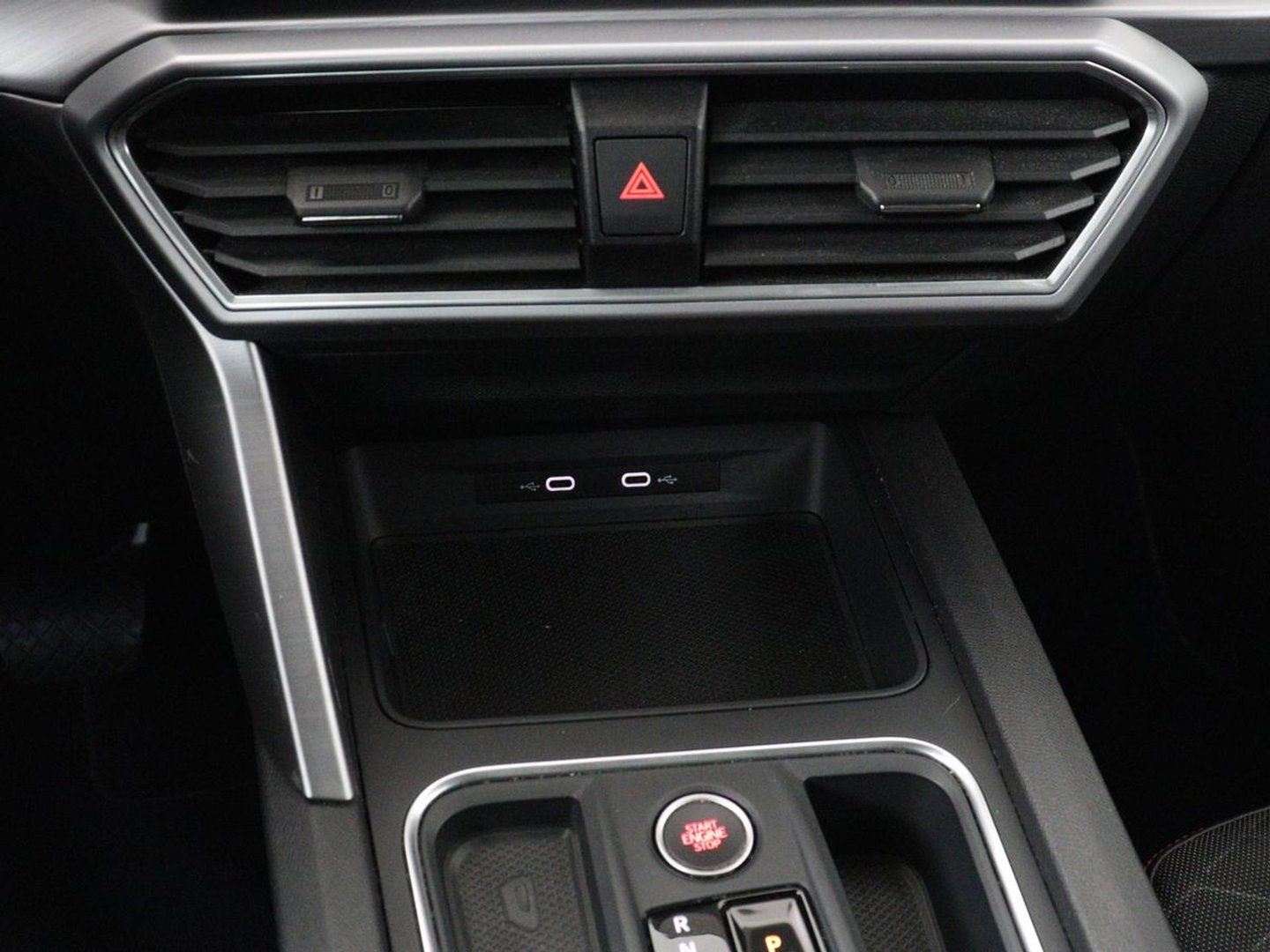 SEAT Leon 1.5 eTSI FR Intens | Carplay | Adaptive cruise | Sfeerverlichting | Navigatie | Parkeerhulp | Dodehoek detectie | Full LED | Climate control | Bluetooth