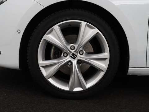 SEAT Leon 1.5 eTSI FR Intens | Carplay | Adaptive cruise | Sfeerverlichting | Navigatie | Parkeerhulp | Dodehoek detectie | Full LED | Climate control | Bluetooth