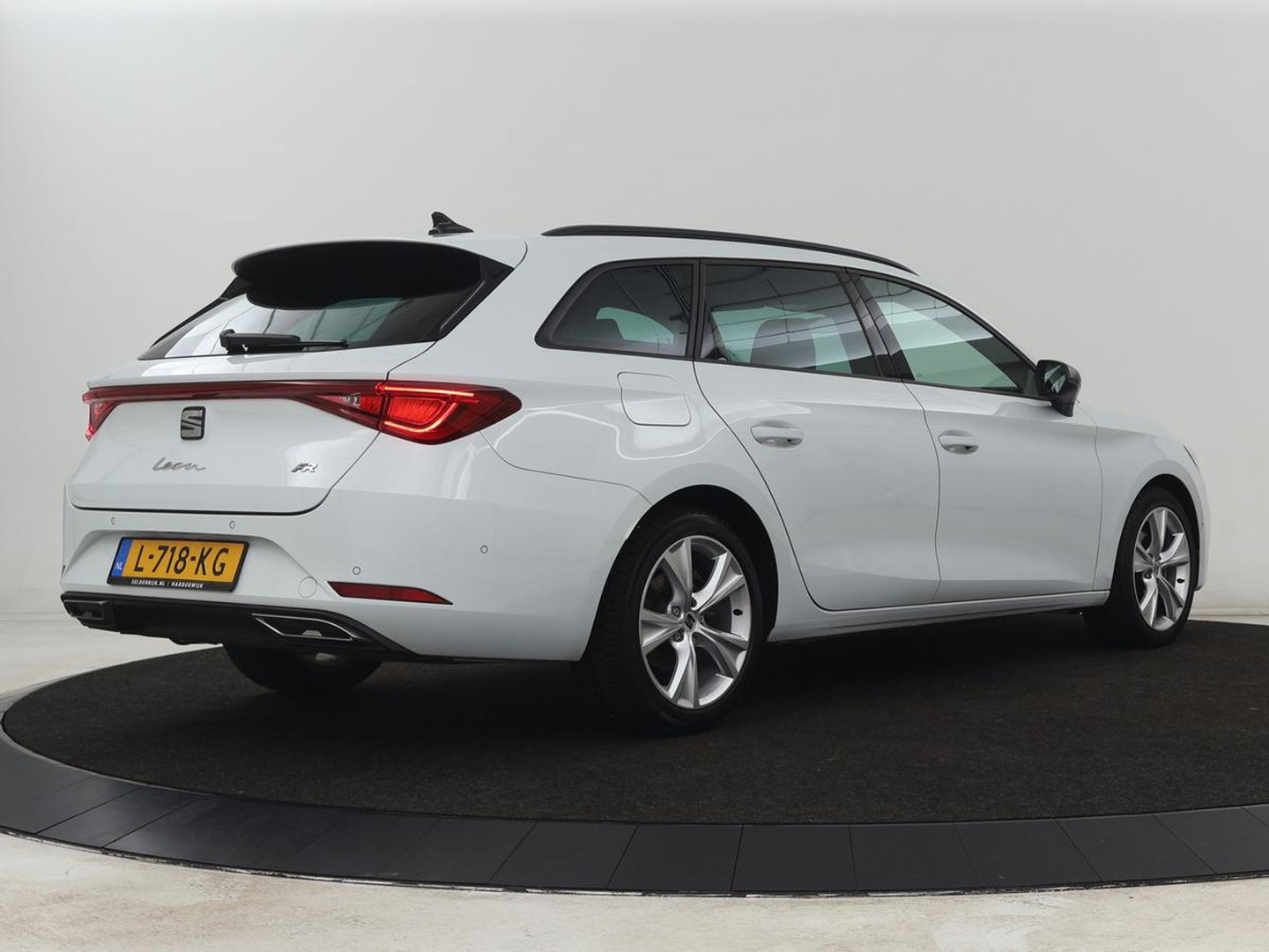 SEAT Leon 1.5 eTSI FR Intens | Carplay | Adaptive cruise | Sfeerverlichting | Navigatie | Parkeerhulp | Dodehoek detectie | Full LED | Climate control | Bluetooth