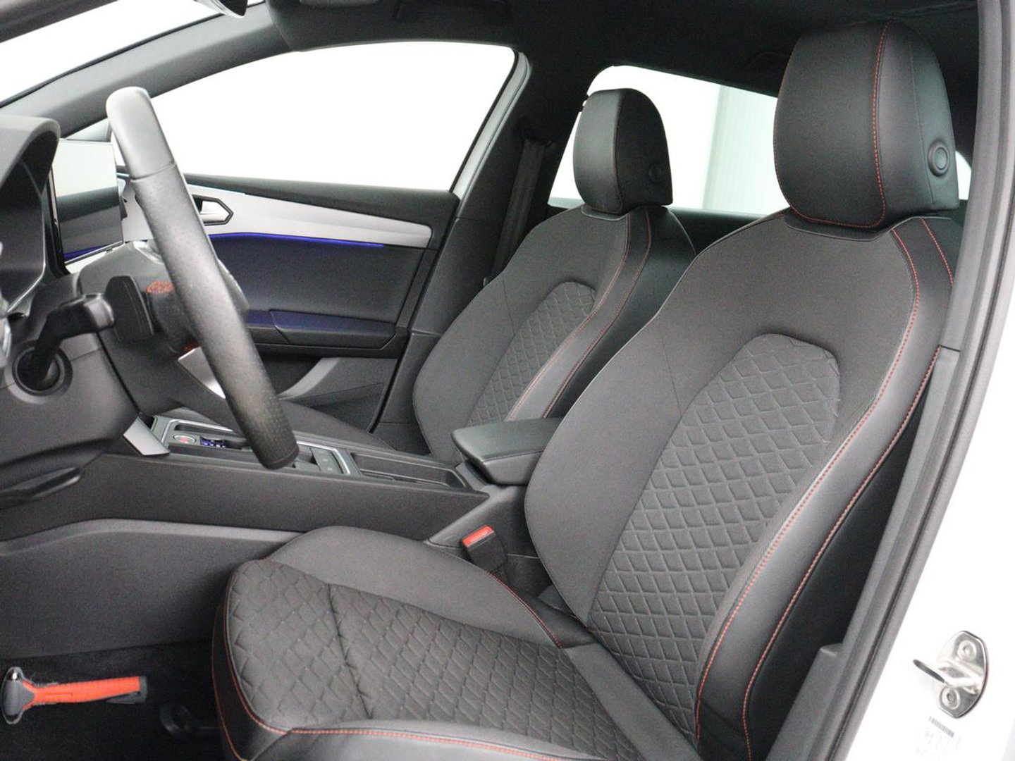 SEAT Leon 1.5 eTSI FR Intens | Carplay | Adaptive cruise | Sfeerverlichting | Navigatie | Parkeerhulp | Dodehoek detectie | Full LED | Climate control | Bluetooth