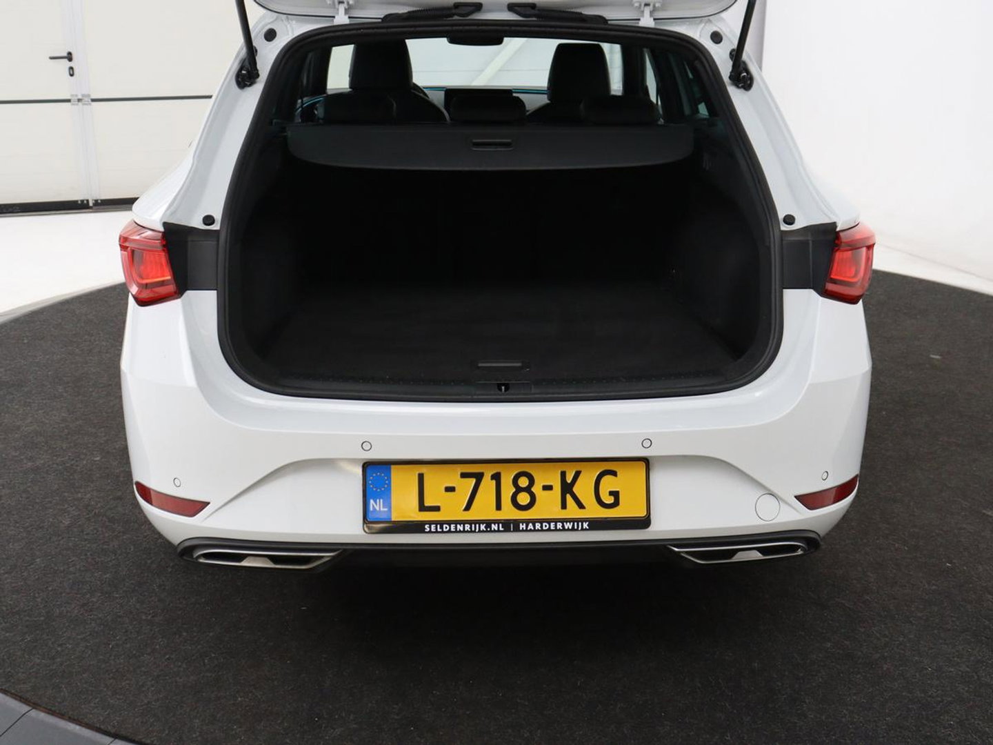 SEAT Leon 1.5 eTSI FR Intens | Carplay | Adaptive cruise | Sfeerverlichting | Navigatie | Parkeerhulp | Dodehoek detectie | Full LED | Climate control | Bluetooth
