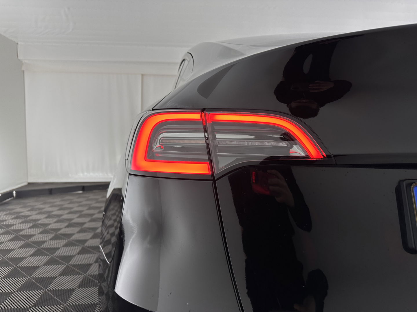 Tesla Model Y RWD 58 kWh [ 3-Fase-11kW ] {SOH-93%} (INCL-BTW) Aut. *HEATPUMP | PANO | LEATHER | AUTO-PILOT | NAVI-FULLMAP | MATRIX-LED | KEYLESS | CAMERA | DAB+ | HEATED-COMFORTSEATS | PRIVACYGLASS | TOPVIEW | 19''ALU*