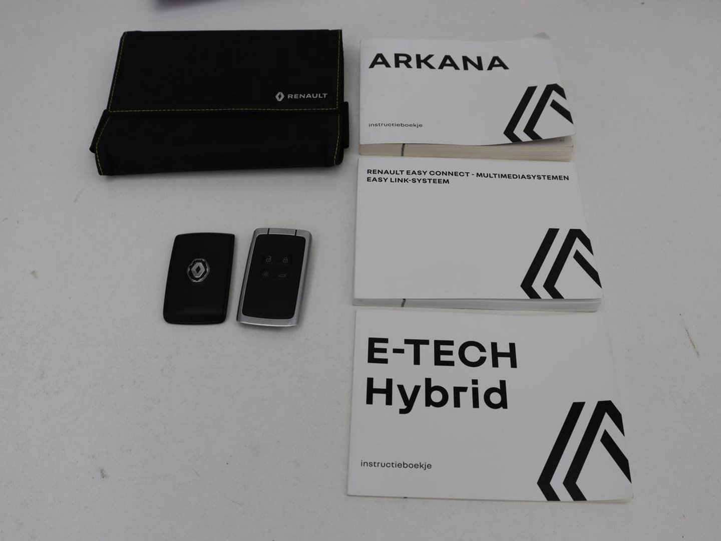 Renault Arkana 1.6 E-Tech Hybrid 145 R.S. Line | Panoramadak | Leder/Alcantara | Trekhaak | Stoelverwarming | Adaptive cruise | Camera | Carplay | Keyless | Park Assist | Full LED | Navigatie