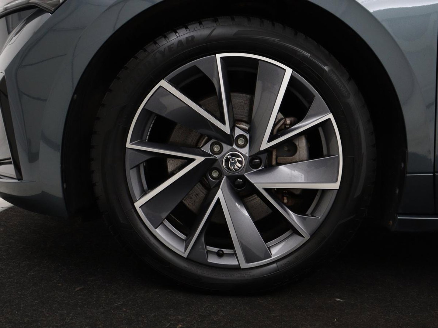 Škoda Enyaq iV 80 Sportline | SOH 91% | Panoramdak | Head-Up | Trekhaak | Adaptive cruise | 360 Camera | Stoelverwarming | Matrix LED | Memory | Carplay | Navigatie | Alcantara