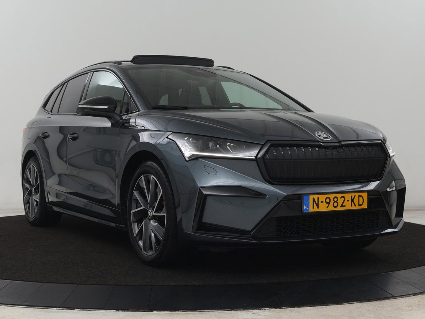 Škoda Enyaq iV 80 Sportline | SOH 91% | Panoramdak | Head-Up | Trekhaak | Adaptive cruise | 360 Camera | Stoelverwarming | Matrix LED | Memory | Carplay | Navigatie | Alcantara