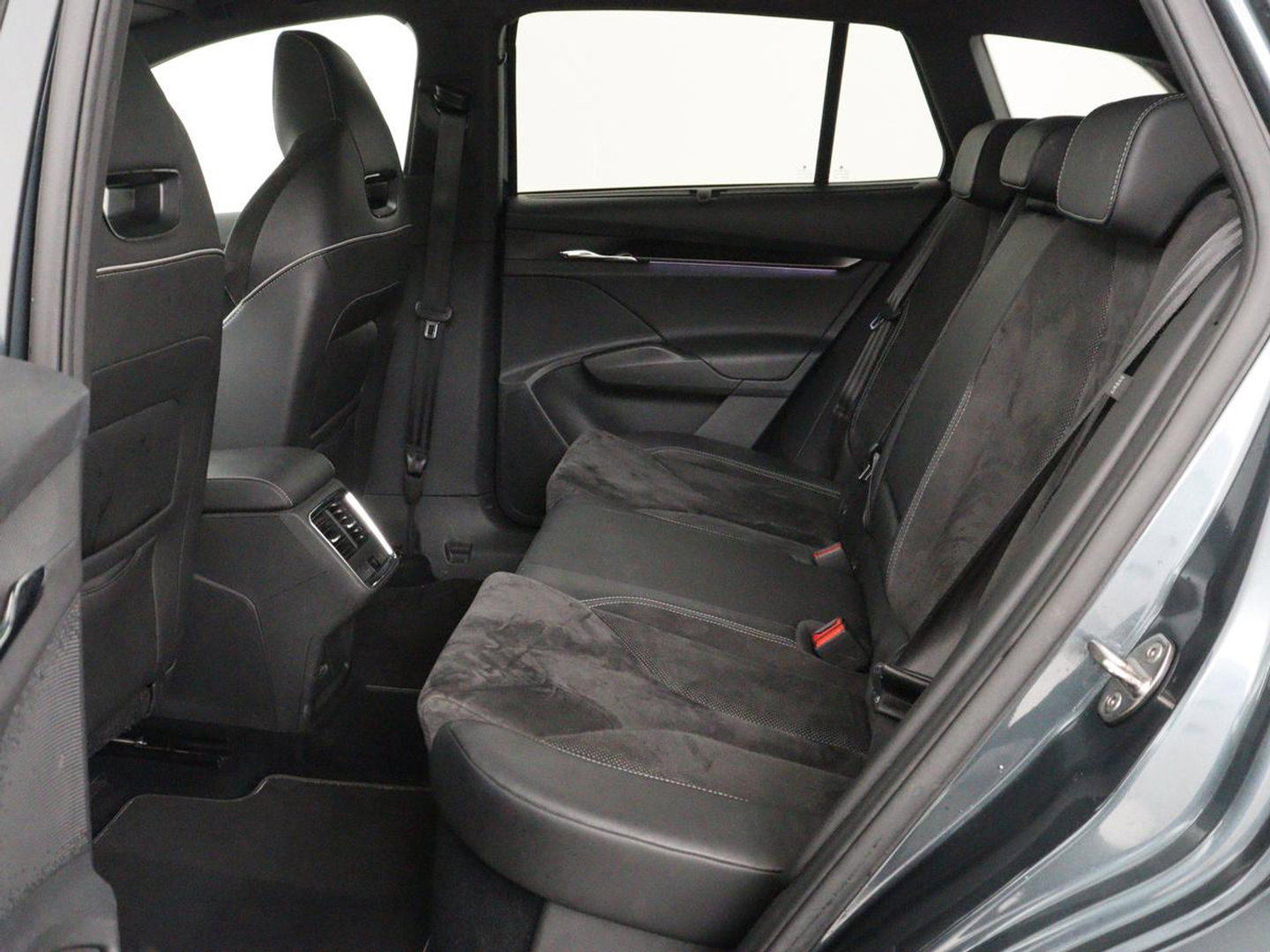 Škoda Enyaq iV 80 Sportline | SOH 91% | Panoramdak | Head-Up | Trekhaak | Adaptive cruise | 360 Camera | Stoelverwarming | Matrix LED | Memory | Carplay | Navigatie | Alcantara