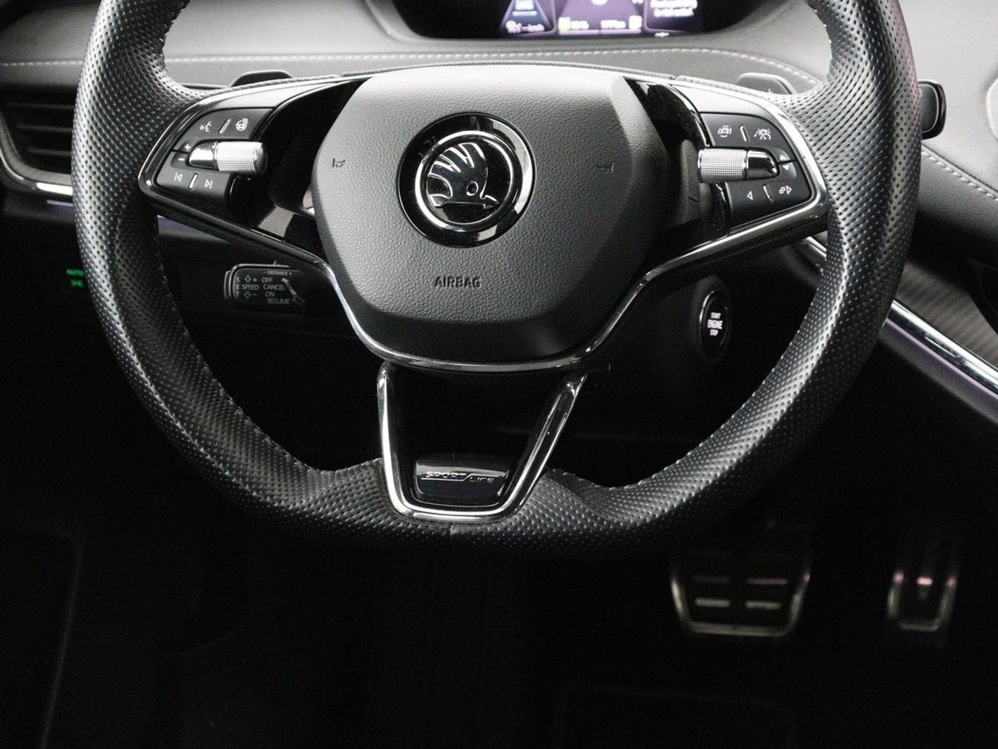 Škoda Enyaq iV 80 Sportline | SOH 91% | Panoramdak | Head-Up | Trekhaak | Adaptive cruise | 360 Camera | Stoelverwarming | Matrix LED | Memory | Carplay | Navigatie | Alcantara