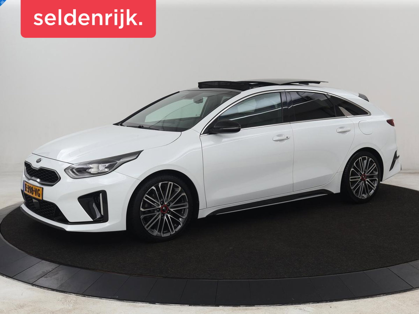 Kia ProCeed 1.5 T-GDI GT-PlusLine | Panoramadak | Trekhaak | Stoelverwarming | Leder/Alcantara | Adaptive cruise | Camera | Carplay | Keyless | Memory | JBL Sound | Full LED | Navigatie