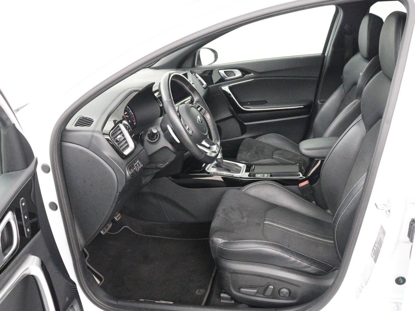 Kia ProCeed 1.5 T-GDI GT-PlusLine | Panoramadak | Trekhaak | Stoelverwarming | Leder/Alcantara | Adaptive cruise | Camera | Carplay | Keyless | Memory | JBL Sound | Full LED | Navigatie