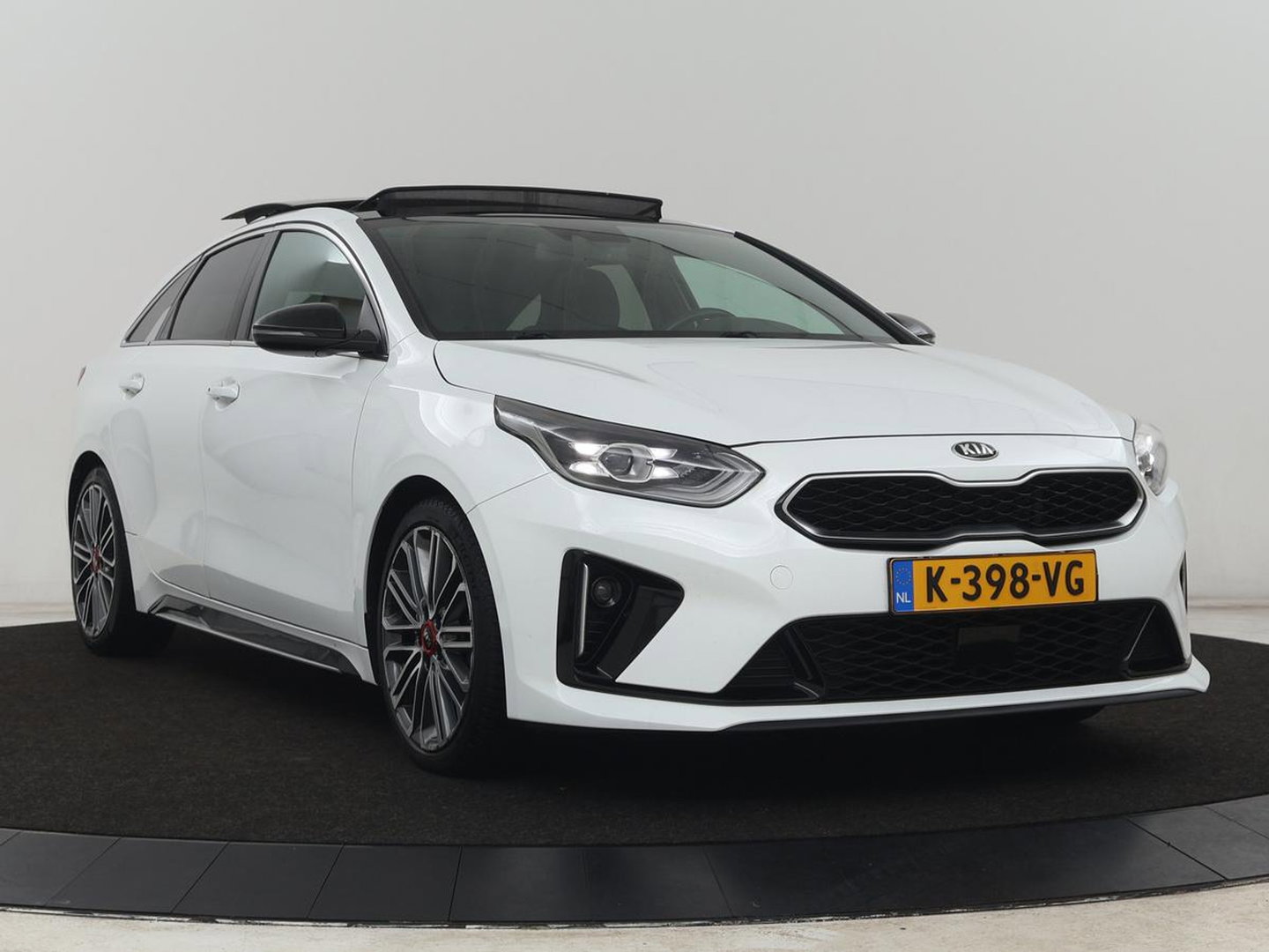 Kia ProCeed 1.5 T-GDI GT-PlusLine | Panoramadak | Trekhaak | Stoelverwarming | Leder/Alcantara | Adaptive cruise | Camera | Carplay | Keyless | Memory | JBL Sound | Full LED | Navigatie