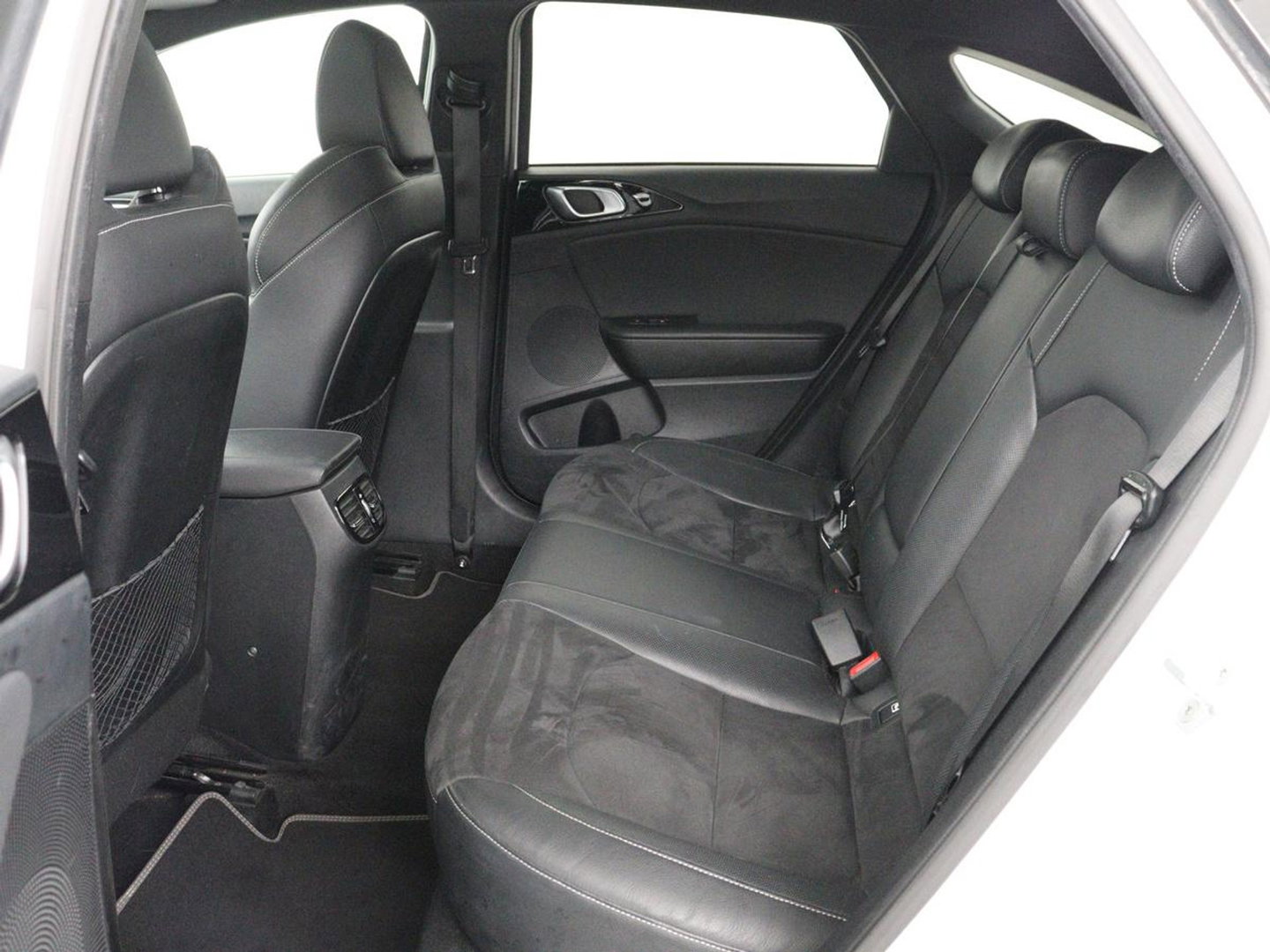 Kia ProCeed 1.5 T-GDI GT-PlusLine | Panoramadak | Trekhaak | Stoelverwarming | Leder/Alcantara | Adaptive cruise | Camera | Carplay | Keyless | Memory | JBL Sound | Full LED | Navigatie