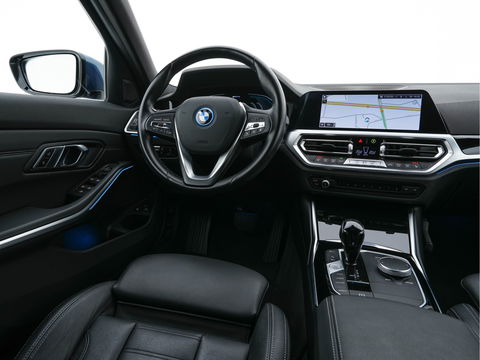 BMW 3 Serie Touring 320e Business Edition Plus [Plug-In] (INCL-BTW) Aut. *LEATHER | FULL-LED | HEATED-SPORTSEATS | DIGI-COCKPIT | HIFI-SOUND | NAVI-FULLMAP | PRIVACYGLASS | PDC | AMBIENTLIGHT | DAB | KEYLESS | TOWBAR | 17"ALU* *
