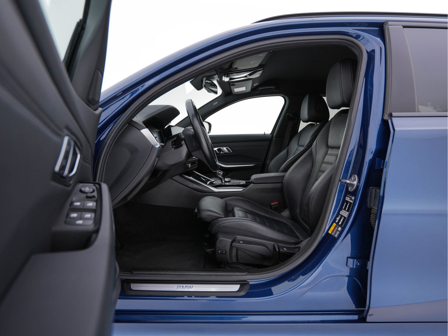 BMW 3 Serie Touring 320e Business Edition Plus [Plug-In] (INCL-BTW) Aut. *LEATHER | FULL-LED | HEATED-SPORTSEATS | DIGI-COCKPIT | HIFI-SOUND | NAVI-FULLMAP | PRIVACYGLASS | PDC | AMBIENTLIGHT | DAB | KEYLESS | TOWBAR | 17"ALU* *