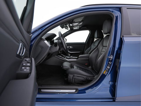 BMW 3 Serie Touring 320e Business Edition Plus [Plug-In] (INCL-BTW) Aut. *LEATHER | FULL-LED | HEATED-SPORTSEATS | DIGI-COCKPIT | HIFI-SOUND | NAVI-FULLMAP | PRIVACYGLASS | PDC | AMBIENTLIGHT | DAB | KEYLESS | TOWBAR | 17"ALU* *