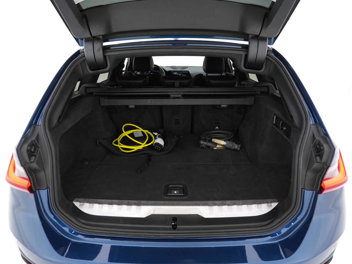 BMW 3 Serie Touring 320e Business Edition Plus [Plug-In] (INCL-BTW) Aut. *LEATHER | FULL-LED | HEATED-SPORTSEATS | DIGI-COCKPIT | HIFI-SOUND | NAVI-FULLMAP | PRIVACYGLASS | PDC | AMBIENTLIGHT | DAB | KEYLESS | TOWBAR | 17"ALU* *