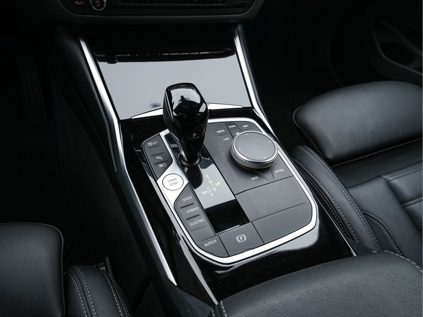 BMW 3 Serie Touring 320e Business Edition Plus [Plug-In] (INCL-BTW) Aut. *LEATHER | FULL-LED | HEATED-SPORTSEATS | DIGI-COCKPIT | HIFI-SOUND | NAVI-FULLMAP | PRIVACYGLASS | PDC | AMBIENTLIGHT | DAB | KEYLESS | TOWBAR | 17"ALU* *