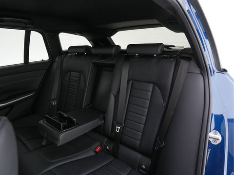 BMW 3 Serie Touring 320e Business Edition Plus [Plug-In] (INCL-BTW) Aut. *LEATHER | FULL-LED | HEATED-SPORTSEATS | DIGI-COCKPIT | HIFI-SOUND | NAVI-FULLMAP | PRIVACYGLASS | PDC | AMBIENTLIGHT | DAB | KEYLESS | TOWBAR | 17"ALU* *