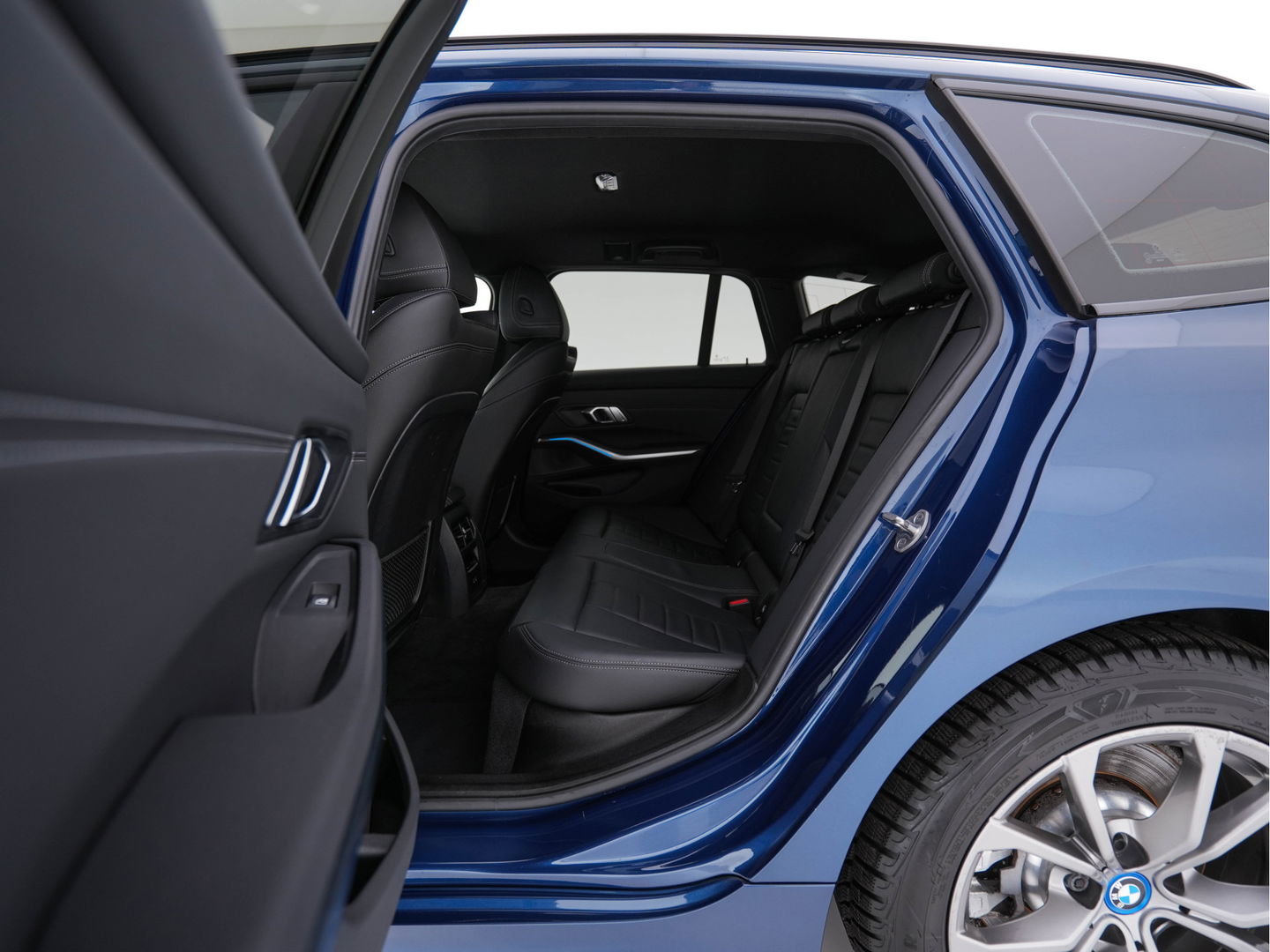 BMW 3 Serie Touring 320e Business Edition Plus [Plug-In] (INCL-BTW) Aut. *LEATHER | FULL-LED | HEATED-SPORTSEATS | DIGI-COCKPIT | HIFI-SOUND | NAVI-FULLMAP | PRIVACYGLASS | PDC | AMBIENTLIGHT | DAB | KEYLESS | TOWBAR | 17"ALU* *