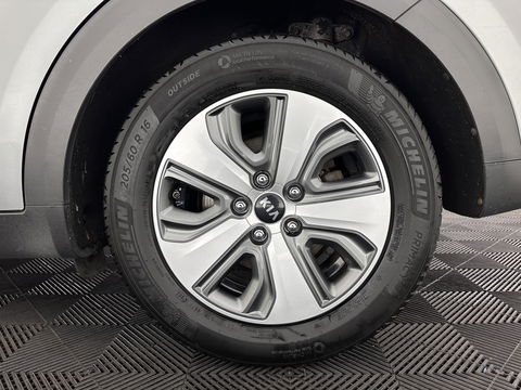 Kia Niro 1.6 GDi Hybrid ExecutiveLine Eco-Hybrid (INCL-BTW) Aut. *LEATHER-FABRIC | NAVI-FULLMAP | KEYLESS | CAMERA | COMFORTSEATS | DIGI-COCKPIT | LANE-ASSIST | ECC | CARPLAY | PDC | TOWBAR | 16''ALU*