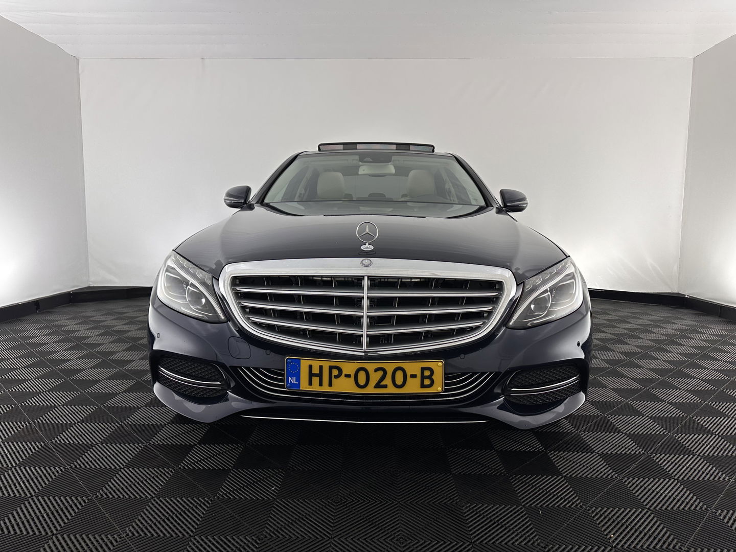 Mercedes-Benz C-Klasse 350 e Lease Edition Aut. *PANO | LUXURY-LEATHER | BURMESTER-AUDIO | FULL-LED | NAVI-FULLMAP | HEATED-SPORTSEATS | CAMERA | AIRMATIC | PRIVACY-GLASS | ECC | CRUISE | KEYLESS | 17''ALU*