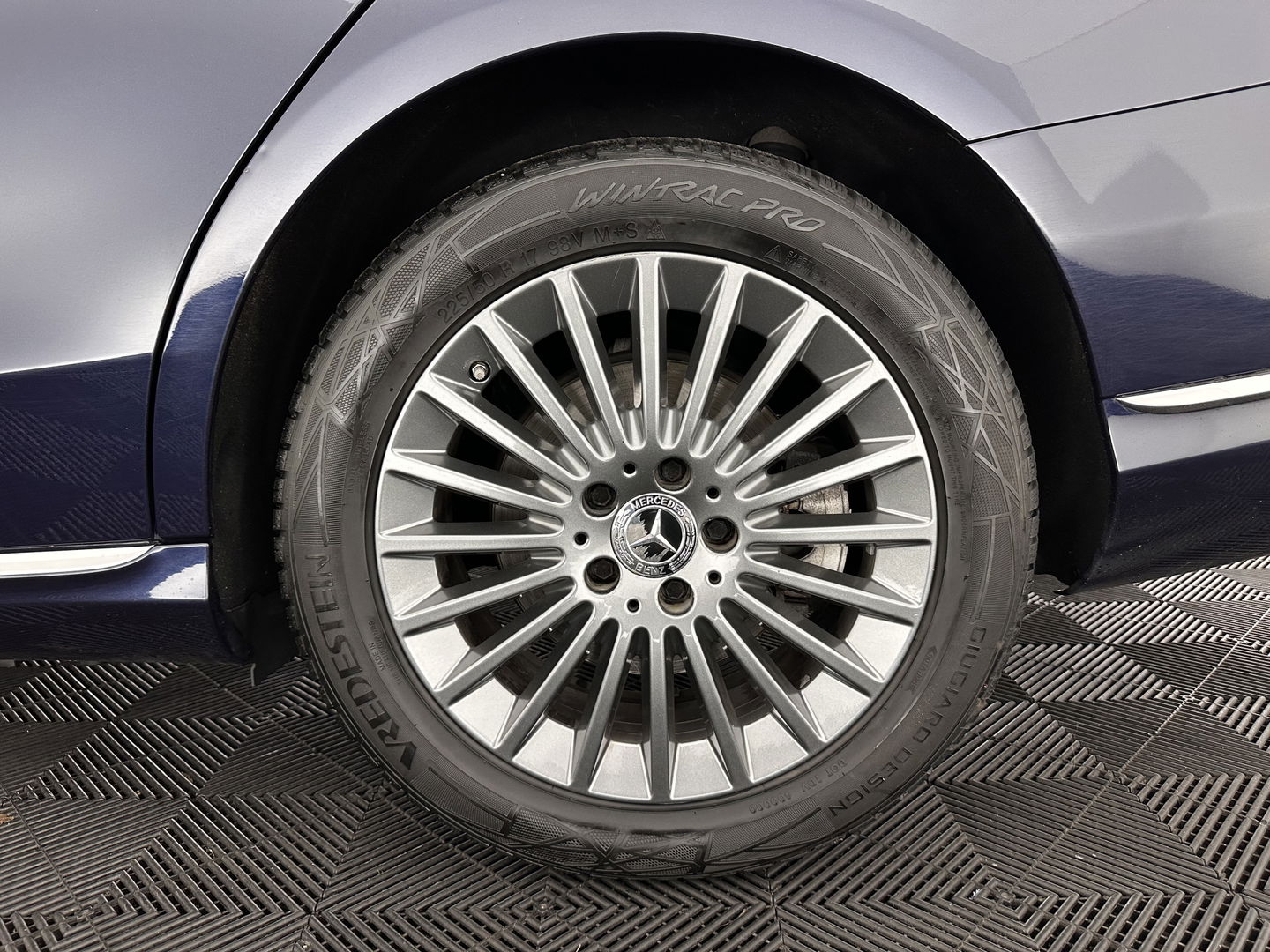 Mercedes-Benz C-Klasse 350 e Lease Edition Aut. *PANO | LUXURY-LEATHER | BURMESTER-AUDIO | FULL-LED | NAVI-FULLMAP | HEATED-SPORTSEATS | CAMERA | AIRMATIC | PRIVACY-GLASS | ECC | CRUISE | KEYLESS | 17''ALU*