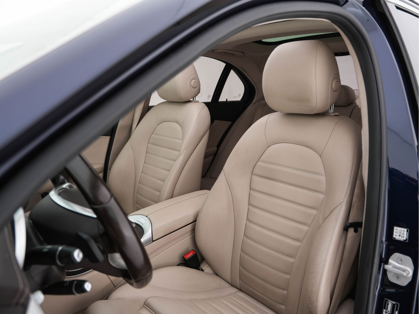 Mercedes-Benz C-Klasse 350 e Lease Edition Aut. *PANO | LUXURY-LEATHER | BURMESTER-AUDIO | FULL-LED | NAVI-FULLMAP | HEATED-SPORTSEATS | CAMERA | AIRMATIC | PRIVACY-GLASS | ECC | CRUISE | KEYLESS | 17''ALU*