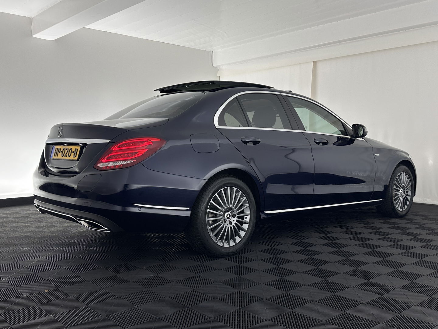 Mercedes-Benz C-Klasse 350 e Lease Edition Aut. *PANO | LUXURY-LEATHER | BURMESTER-AUDIO | FULL-LED | NAVI-FULLMAP | HEATED-SPORTSEATS | CAMERA | AIRMATIC | PRIVACY-GLASS | ECC | CRUISE | KEYLESS | 17''ALU*