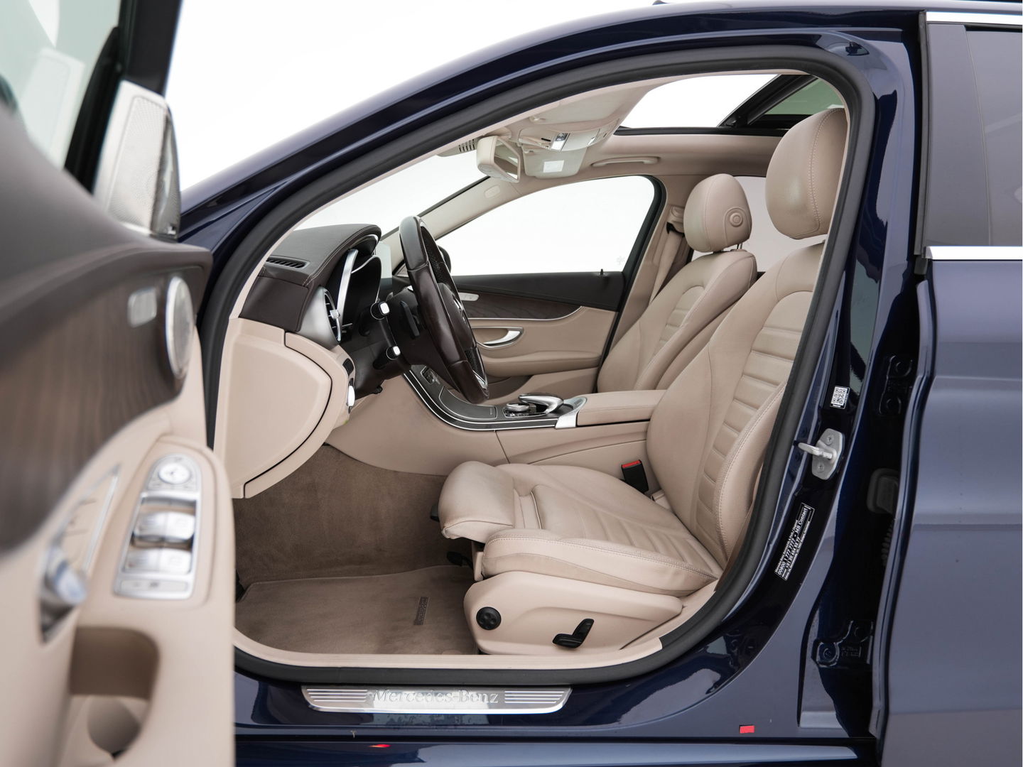 Mercedes-Benz C-Klasse 350 e Lease Edition Aut. *PANO | LUXURY-LEATHER | BURMESTER-AUDIO | FULL-LED | NAVI-FULLMAP | HEATED-SPORTSEATS | CAMERA | AIRMATIC | PRIVACY-GLASS | ECC | CRUISE | KEYLESS | 17''ALU*