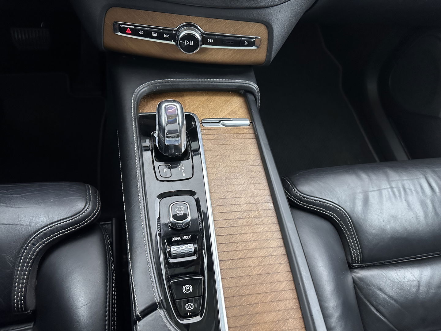 Volvo XC90 2.0 T8 Twin Engine AWD Inscription Aut.*PANO | HEAD-UP | LEATHER | FULL-LED | MEMORY-PACK | DIGI-COCKPIT | HARMAN/KARDON | CAMERA | HEATED-COMFORTSEATS | LANE-ASSIST | CARPLAY | AIR-SUSPENSION | ECC | PDC | CRUISE | TOWBAR | 2