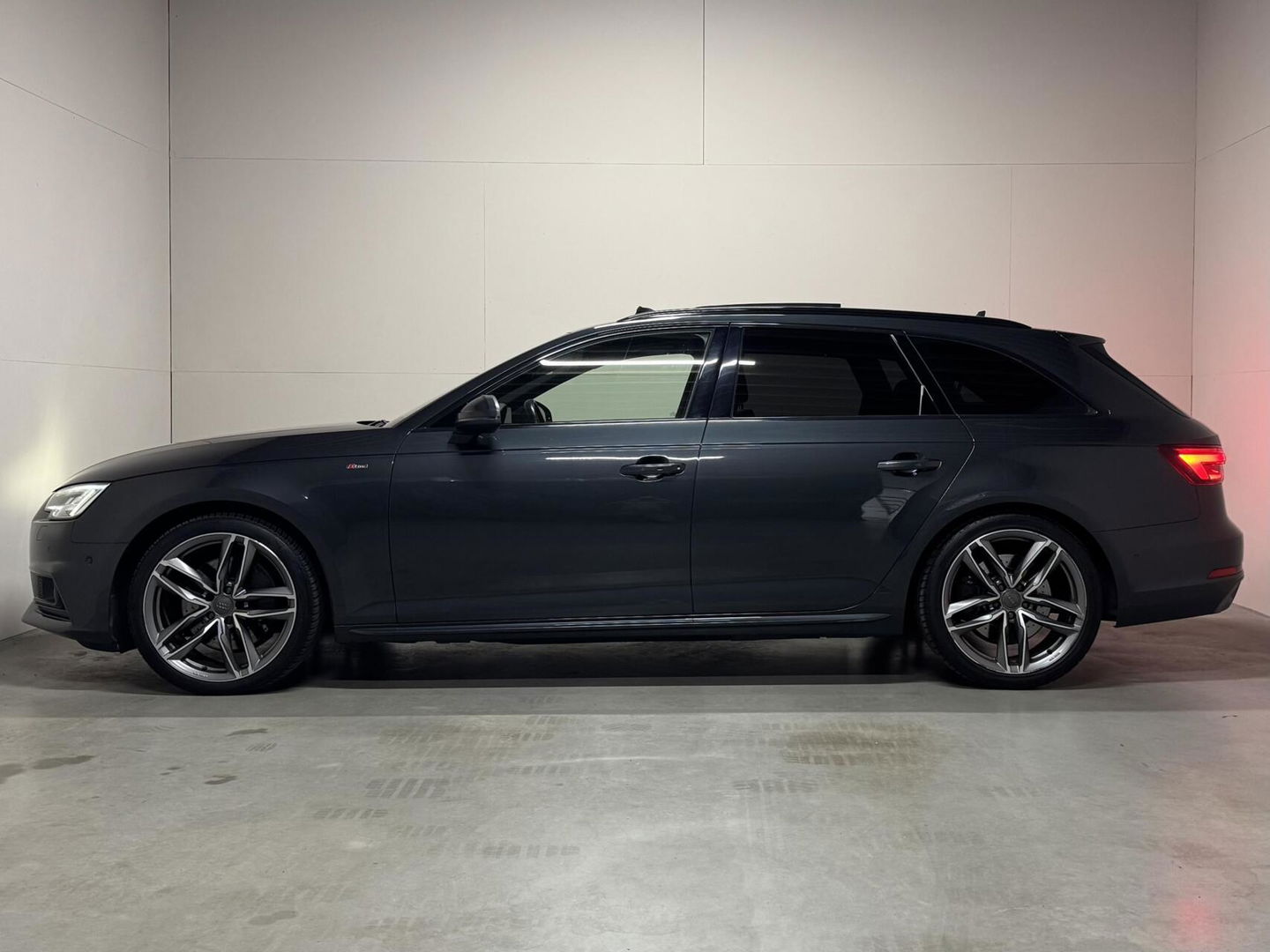 Audi A4 Avant 2.0 TFSI Quattro S-Line Pano ACC Massage Carplay