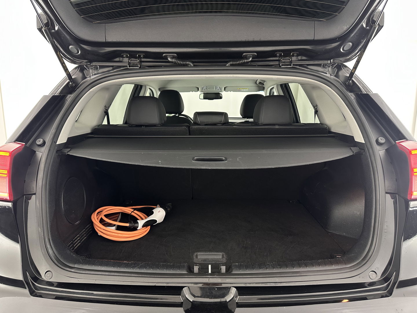 Kia e-Niro ExecutiveLine 64 kWh [ 3-Fase ] {SOH-100%} (INCL-BTW) Aut.*LEATHER | FULL-LED | NAVI-FULLMAP | ADAPTIVE-CRUISE | CAMERA | MEMORY-PACK | LANE-ASSIST | KEYLESS | DIGI-COCKPIT | PRIVACYGLASS | SHIFTPADDLES | 17"ALU*