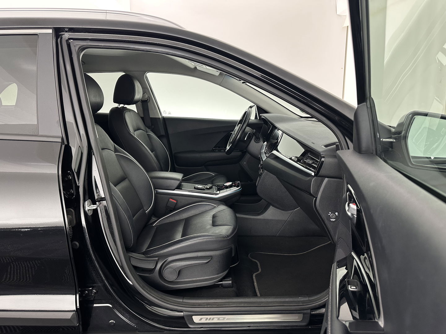 Kia e-Niro ExecutiveLine 64 kWh [ 3-Fase ] {SOH-100%} (INCL-BTW) Aut.*LEATHER | FULL-LED | NAVI-FULLMAP | ADAPTIVE-CRUISE | CAMERA | MEMORY-PACK | LANE-ASSIST | KEYLESS | DIGI-COCKPIT | PRIVACYGLASS | SHIFTPADDLES | 17"ALU*