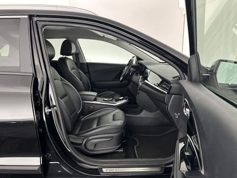 Kia e-Niro ExecutiveLine 64 kWh [ 3-Fase ] {SOH-100%} (INCL-BTW) Aut.*LEATHER | FULL-LED | NAVI-FULLMAP | ADAPTIVE-CRUISE | CAMERA | MEMORY-PACK | LANE-ASSIST | KEYLESS | DIGI-COCKPIT | PRIVACYGLASS | SHIFTPADDLES | 17"ALU*