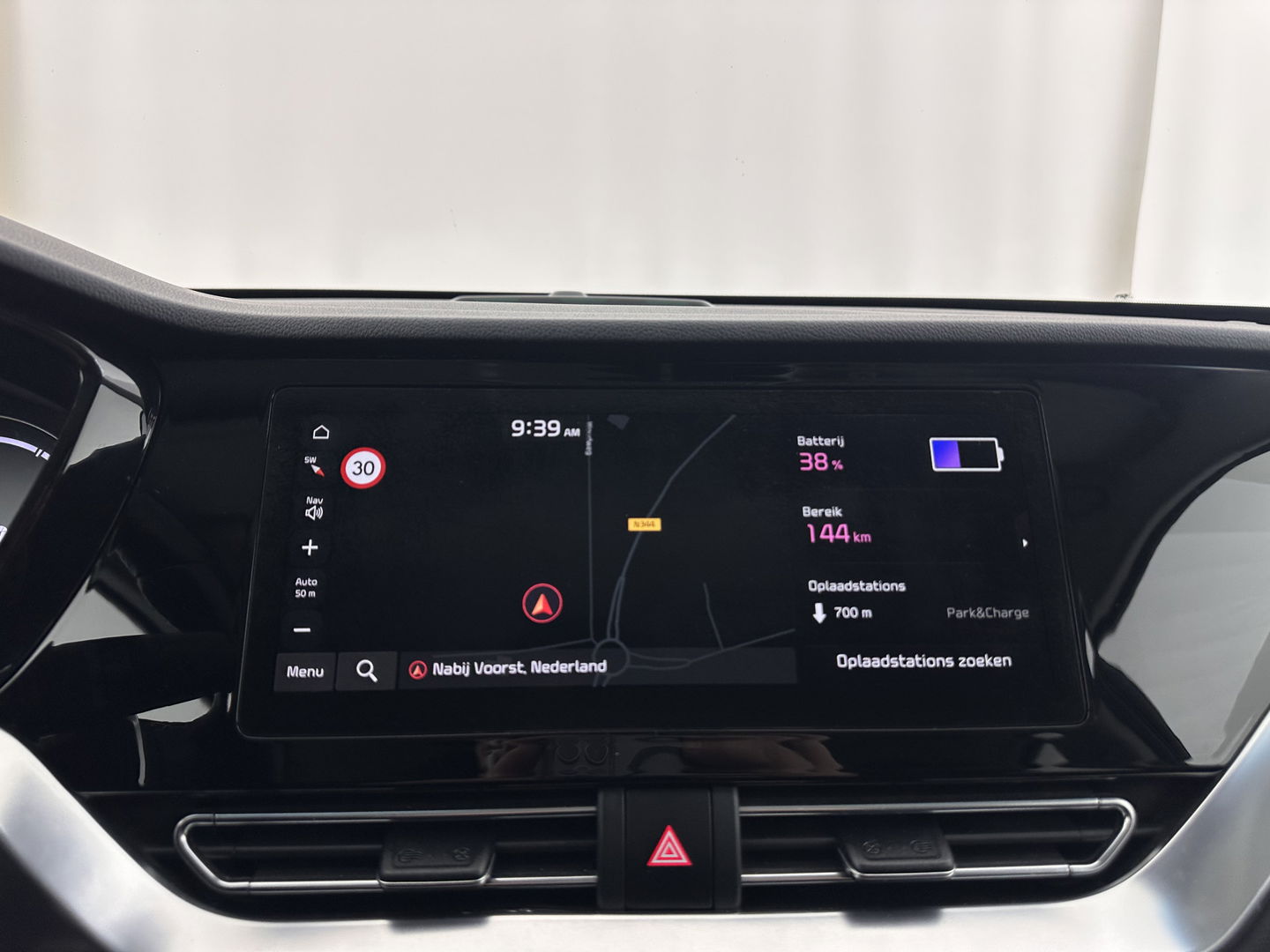 Kia e-Niro ExecutiveLine 64 kWh [ 3-Fase ] {SOH-100%} (INCL-BTW) Aut.*LEATHER | FULL-LED | NAVI-FULLMAP | ADAPTIVE-CRUISE | CAMERA | MEMORY-PACK | LANE-ASSIST | KEYLESS | DIGI-COCKPIT | PRIVACYGLASS | SHIFTPADDLES | 17"ALU*