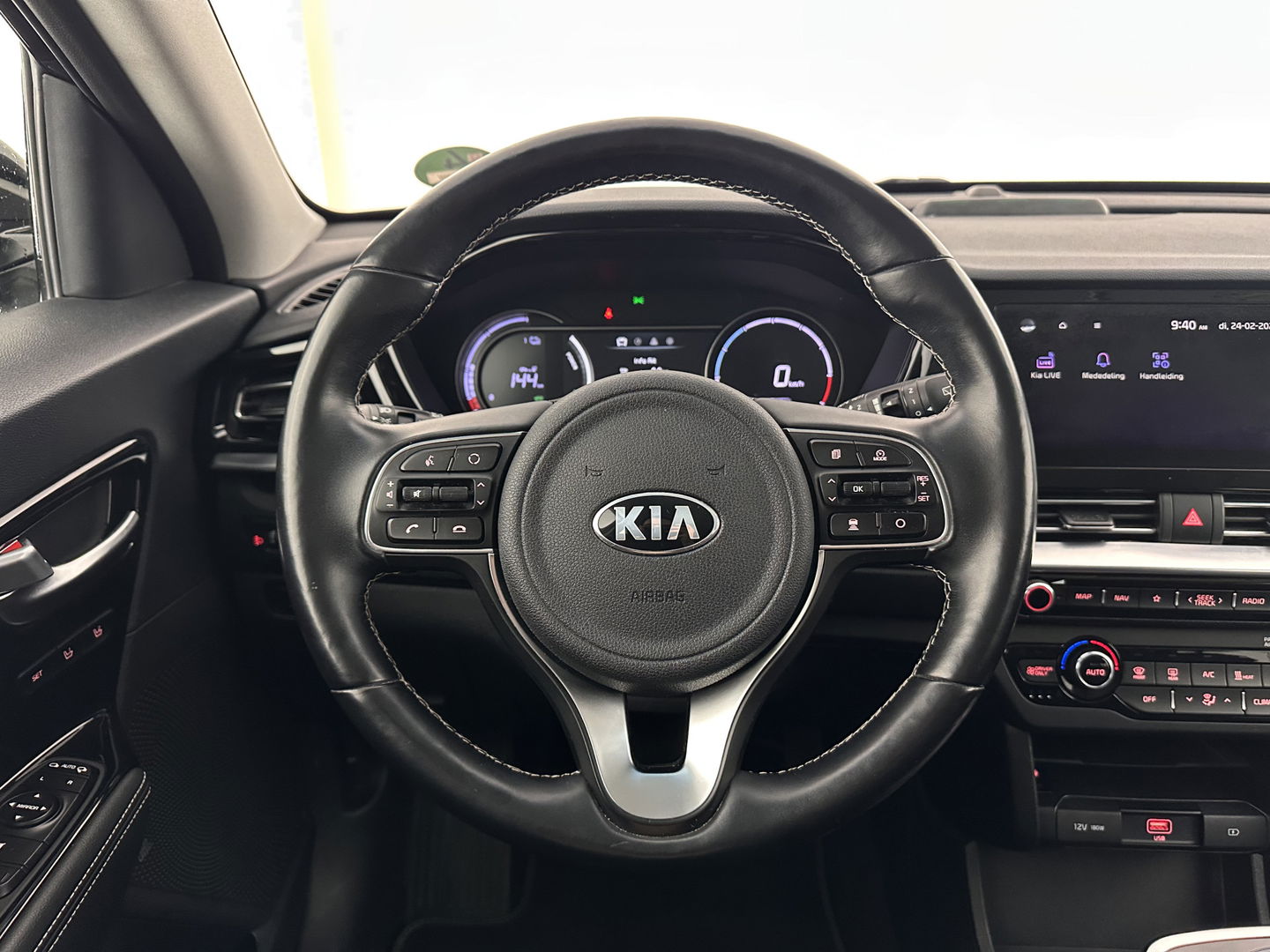 Kia e-Niro ExecutiveLine 64 kWh [ 3-Fase ] {SOH-100%} (INCL-BTW) Aut.*LEATHER | FULL-LED | NAVI-FULLMAP | ADAPTIVE-CRUISE | CAMERA | MEMORY-PACK | LANE-ASSIST | KEYLESS | DIGI-COCKPIT | PRIVACYGLASS | SHIFTPADDLES | 17"ALU*