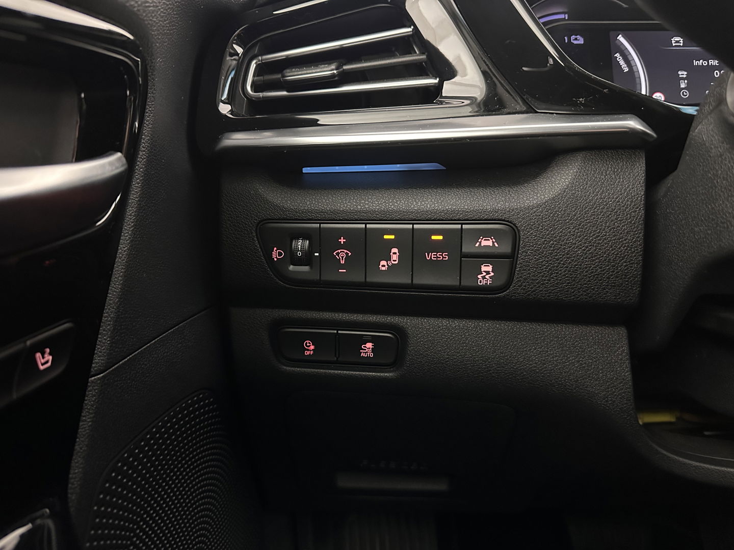 Kia e-Niro ExecutiveLine 64 kWh [ 3-Fase ] {SOH-100%} (INCL-BTW) Aut.*LEATHER | FULL-LED | NAVI-FULLMAP | ADAPTIVE-CRUISE | CAMERA | MEMORY-PACK | LANE-ASSIST | KEYLESS | DIGI-COCKPIT | PRIVACYGLASS | SHIFTPADDLES | 17"ALU*